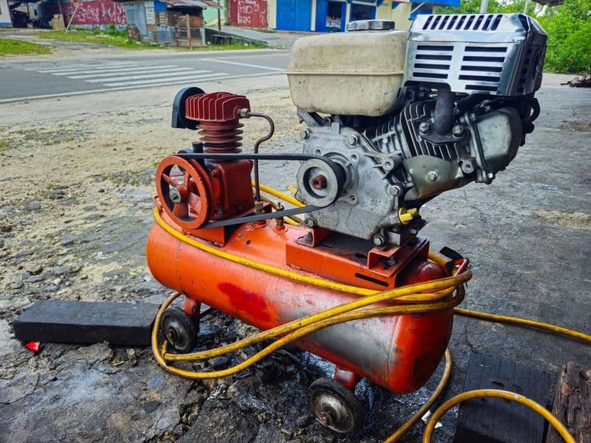 Narancssárga kerékszivattyús légkompresszor.