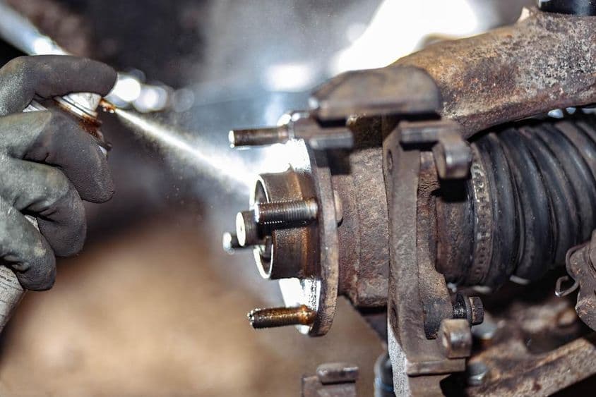 A kerékagy és a járműcsavarok permetező kenése, rézgrafit zsírral.