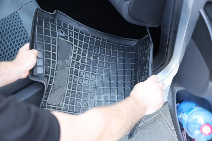 Egy fekete gumiszőnyeget az autóban.