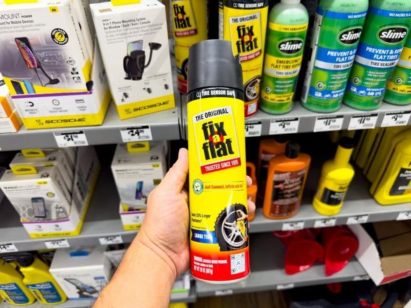 Egy kéz, amely egy Fix-A-Flat sprayt tart .