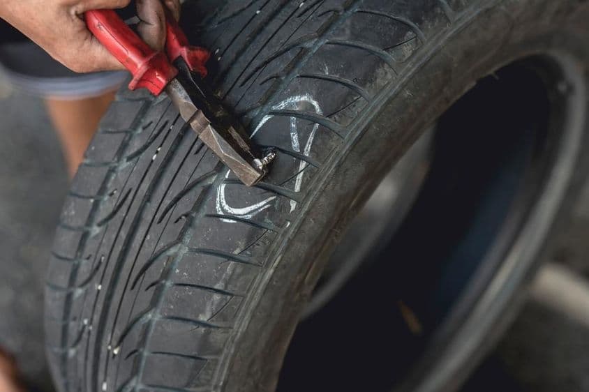 Beszorult csavar eltávolítása fogóval.