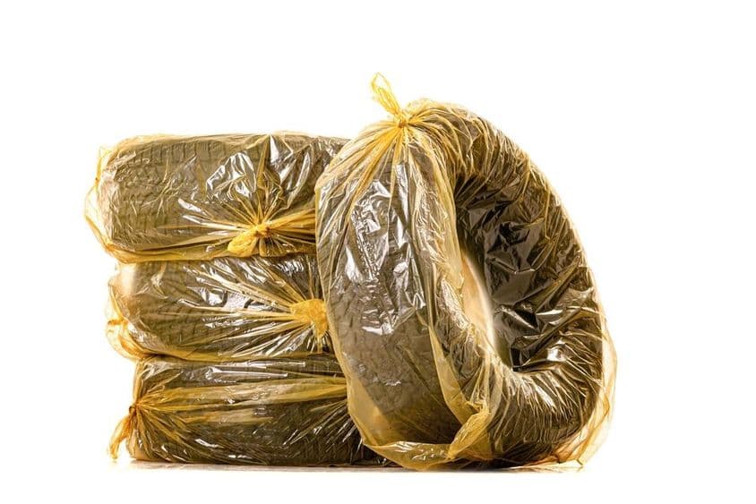 Autógumik sárga zsákokban tároláshoz.