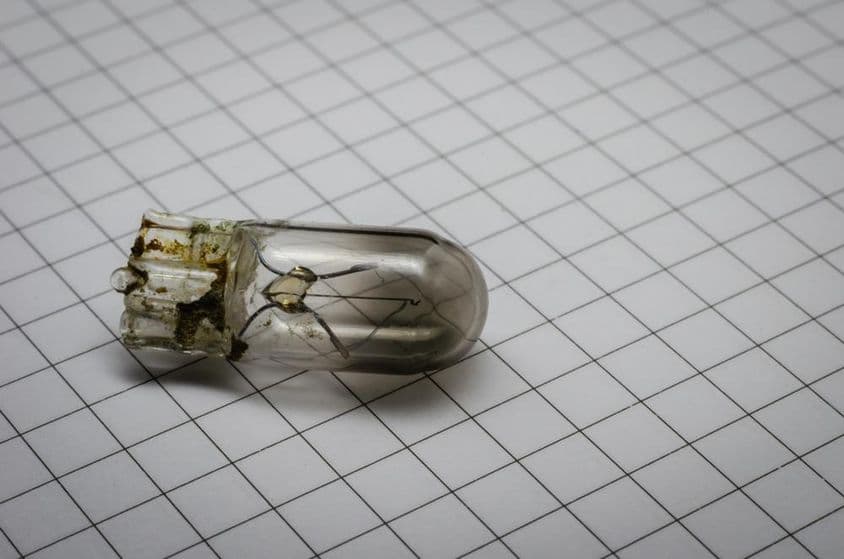 Kiégett autó rendszám világító izzó.