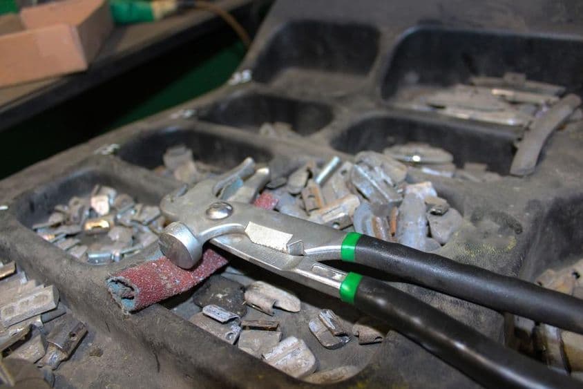 Fogó és kalapács a gumiabroncsok kiegyensúlyozásához.