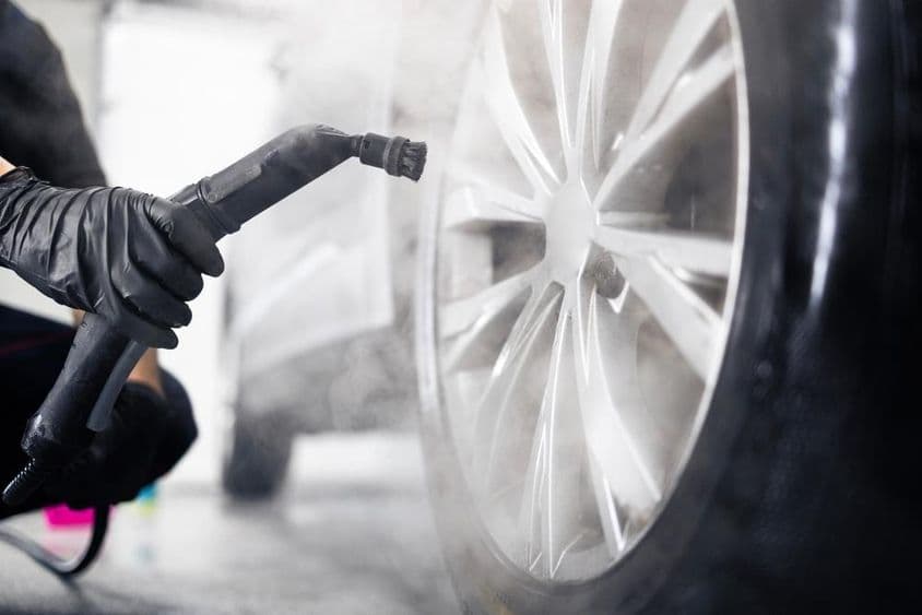 Autó kerekek mosása gőztisztítóval.