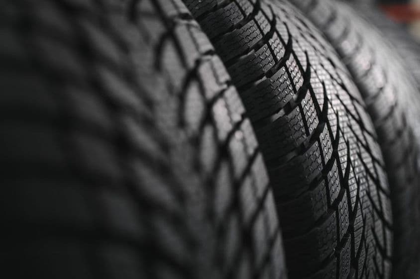 Új gumiabroncs egymásra rakva.