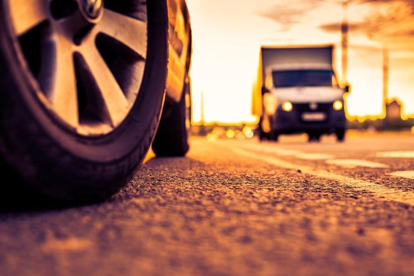 Naplemente a városban, a közeledő furgon az autópályán.