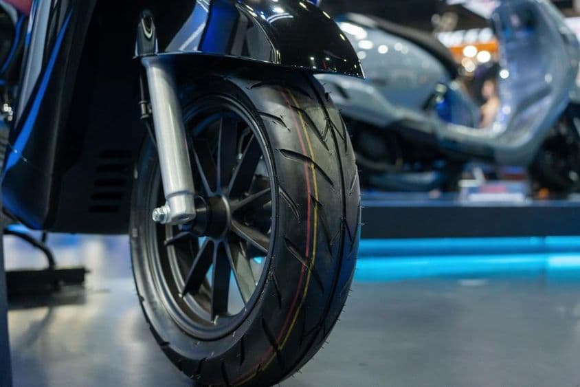 Motorkerékpár gumiabroncs kék motoron.