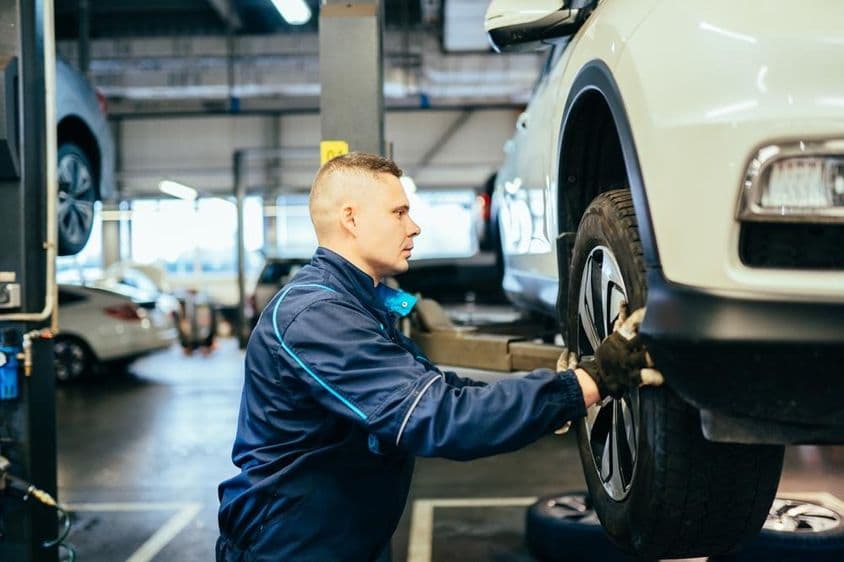 Gumiabroncs csere az autószervizben.