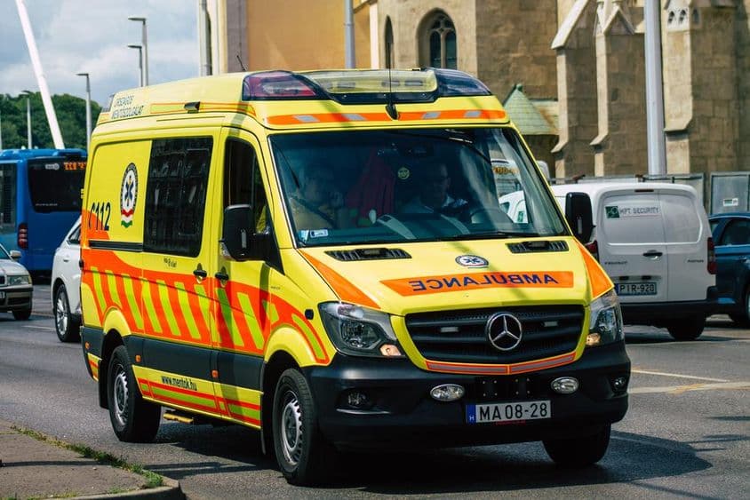 Magyar mentőautó, amint Budapest városának utcáin halad.