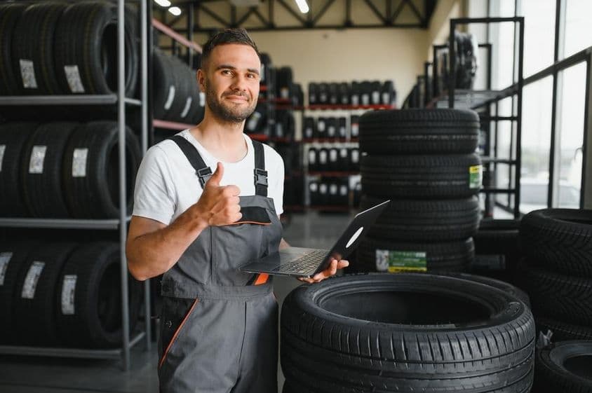 Szerelő ellenőrzi a gumiabroncsot és a gumi futófelületét.