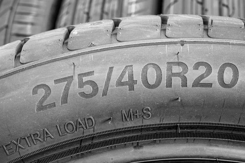 Nagyméretű, nagy teljesítményű gumiabroncs oldalnézete.