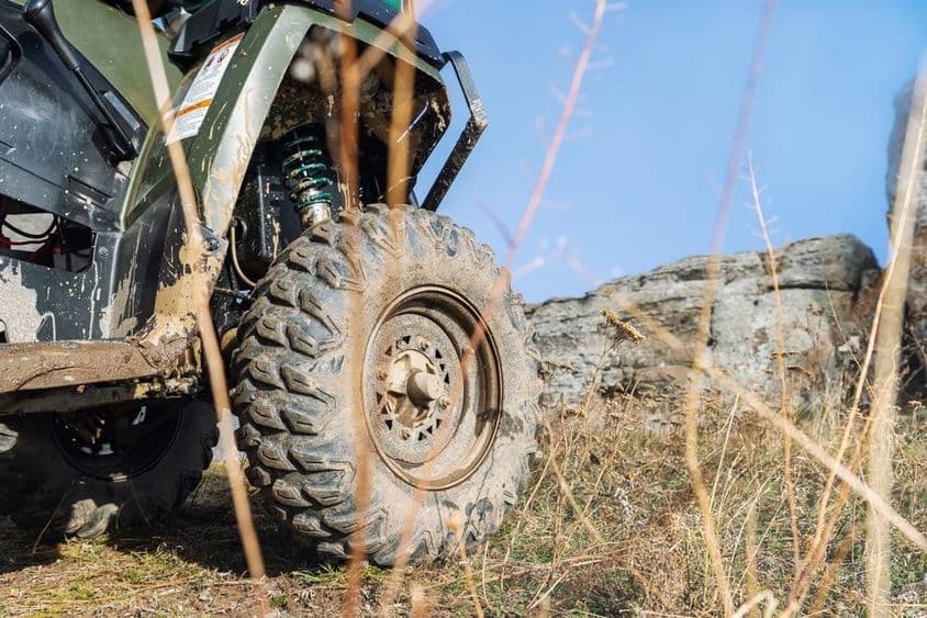 4x4-es ATV jármű földes, kavicsos, burkolatlan úton ősszel a ködös hegytetőn.