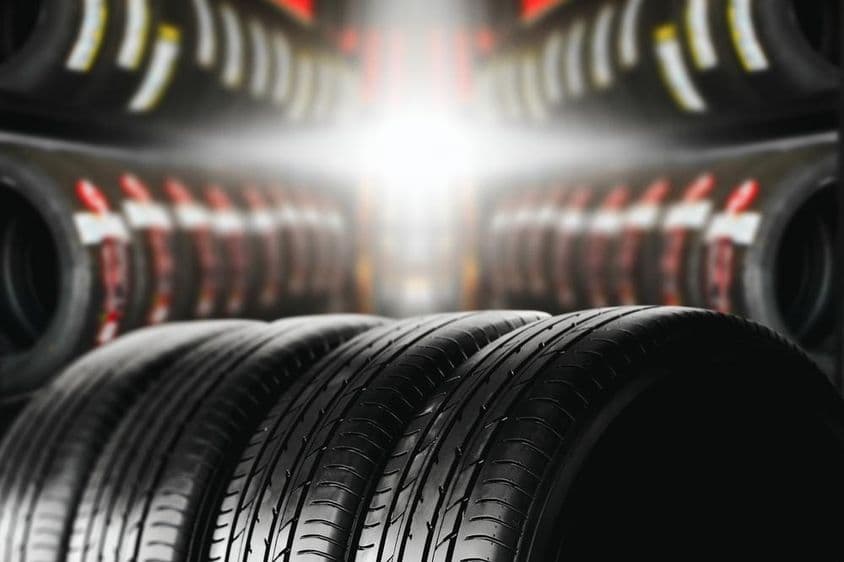 Gumiabroncs egymás mellé rakva.