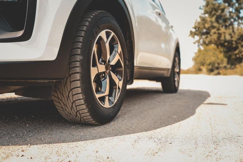 Autógumi egy aluminium felnin.