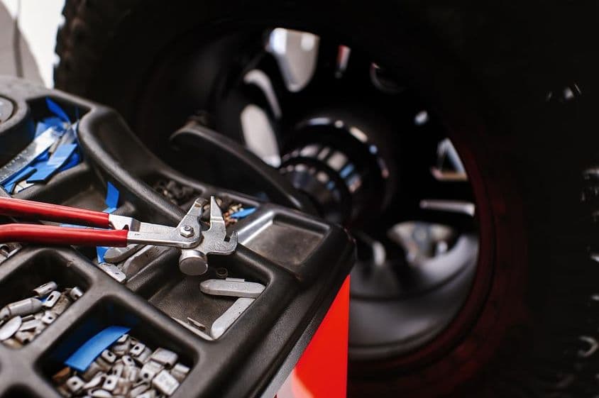 Keréksúlyfogó és kalapácsszerszám a gumiabroncsok kiegyensúlyozásához.