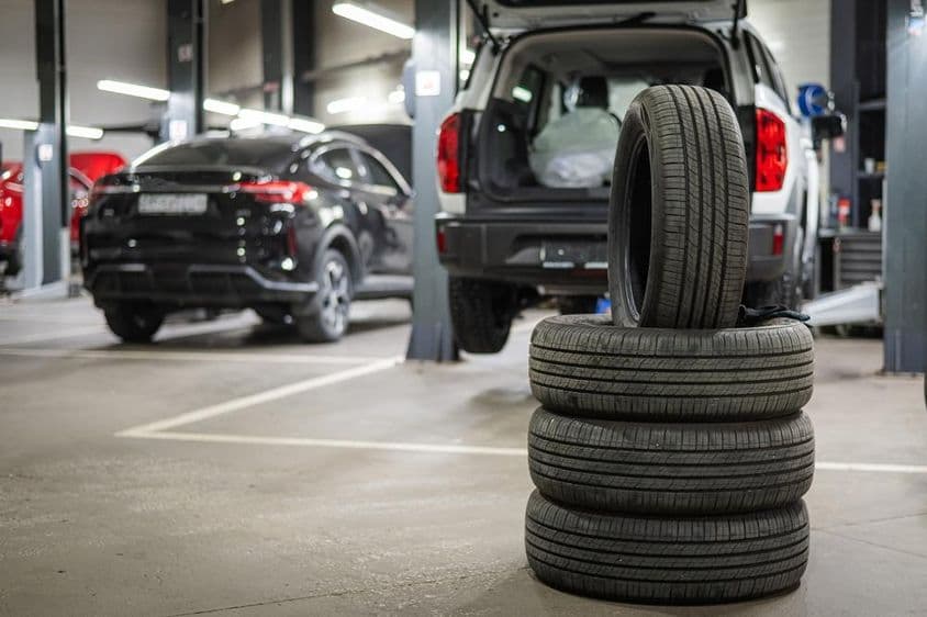 Gumiabroncsok cseréje a szezonban.