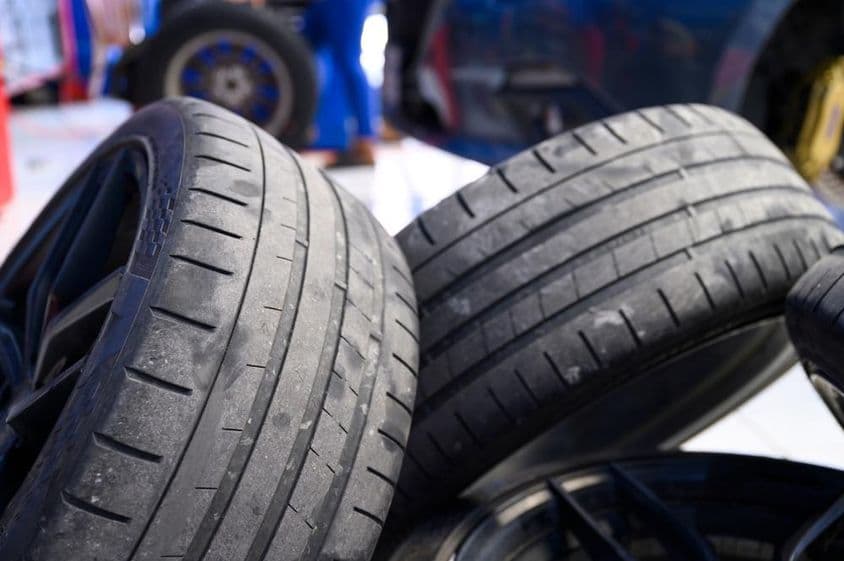 Használt gumiabroncsok a gumiboltban.