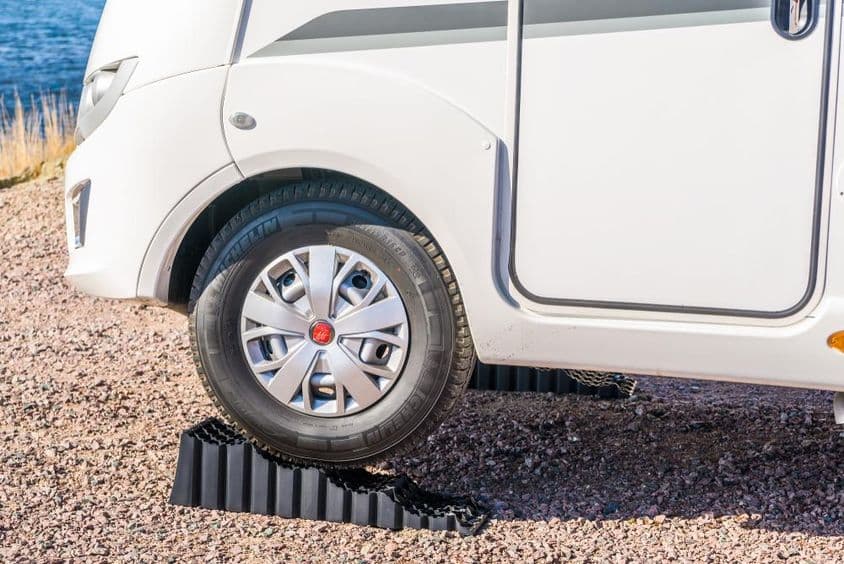 Lakókocsi szintezőblokk használatban.