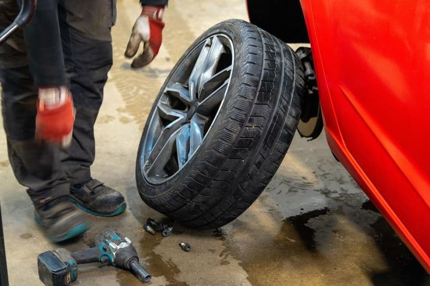 Szezonális gumiabroncs csere folyamat mutatja téli futófelület.