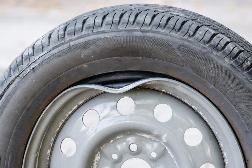 Deformálódott autó felni.