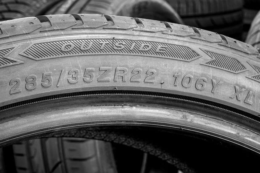 Gumiabroncs oldalnézete, feltüntetve a gumiabroncs szélességét, magasságát és átmérőjét.