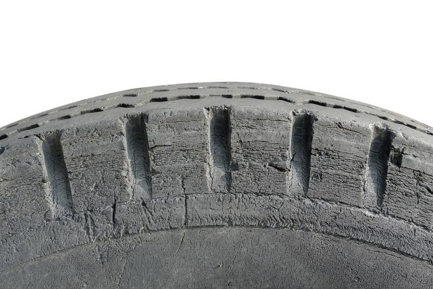 Teherautó gumiabroncsa repedésekkel.