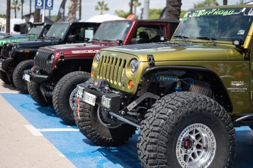 Sárga Jeep Wrangler JK átalakítva extrém terepjárásra.