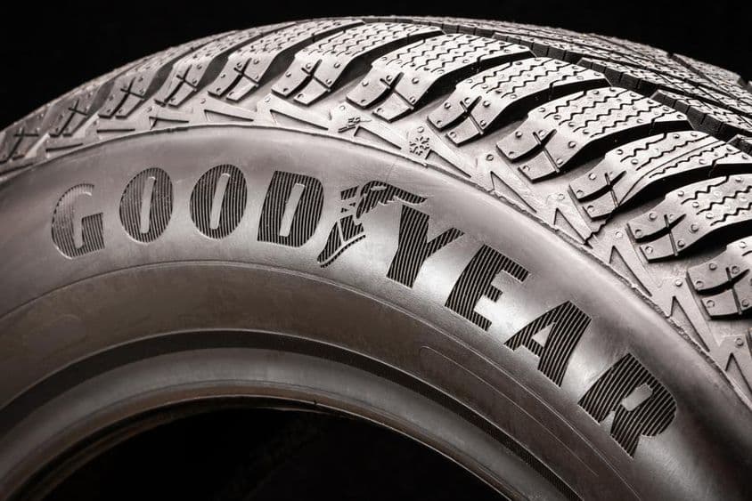 Goodyear logó egy fekete gumiabroncs oldalfalán.