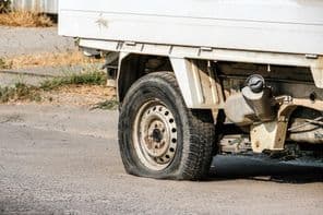 Defektes autóabroncs az úton.