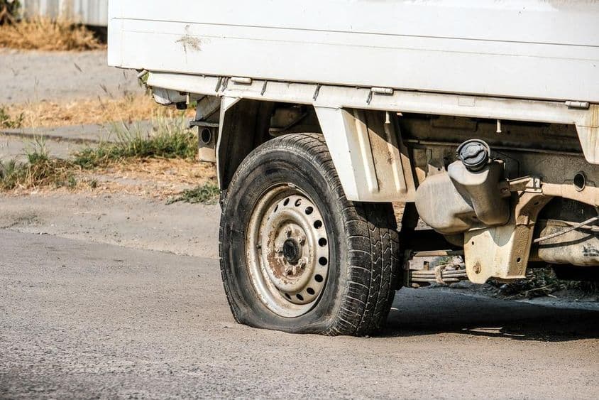 Defektes autóabroncs az úton.