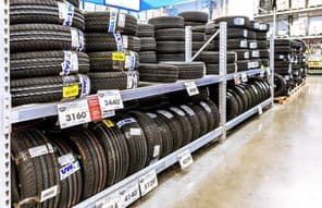 Nyári járműgumik halmozva eladók a hipermarket láncban.