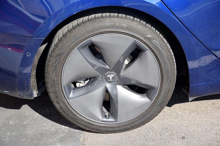 Egy Tesla autó bal első kereke.