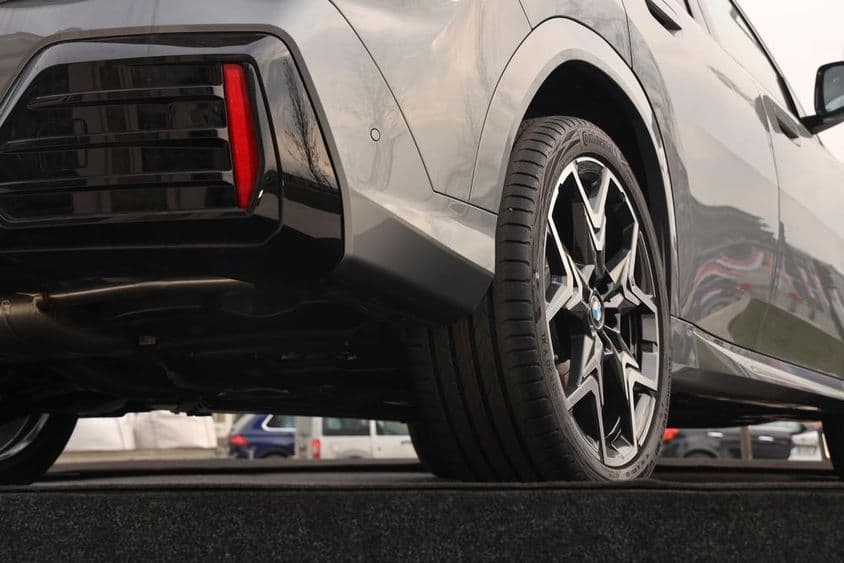 Continental kerék gumiabroncs egy BMW-n.