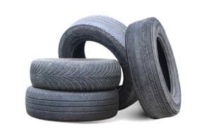 Régi, kopott, sérült gumiabroncsok.