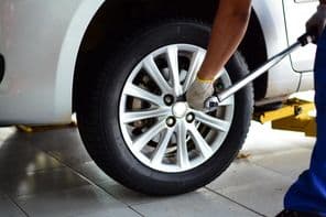 Nyomaték kulccsal húzza meg kerék csavarjait.