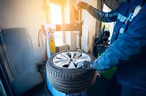 Gumiabroncs-csere autószerviz során.