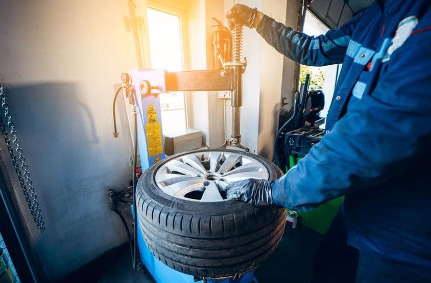 Gumiabroncs-csere autószerviz során.