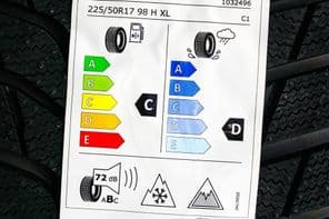Téli gumiabroncs címke új piktogrammal jeges hegycsúccsal.