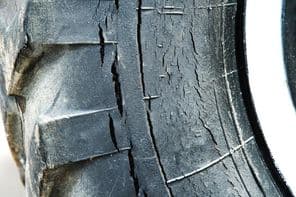 Teherautó gumiabroncs, repedésekkel és gumiszakadással.