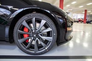 Tesla Model Y gumiabroncs.