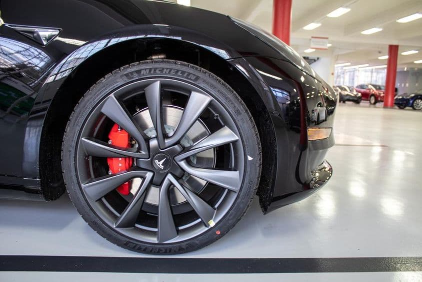 Tesla Model Y gumiabroncs.