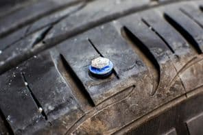 Defektes gumiabroncs, futófelületébe beágyazódott csavar.