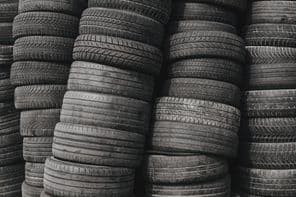 Halmozott használt autógumik.