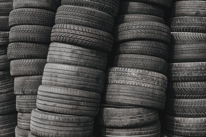 Halmozott használt autógumik.