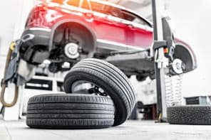 Autóabroncsok halom gumis garázsban.