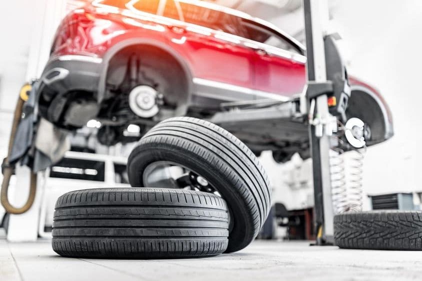 Autóabroncsok halom gumis garázsban.