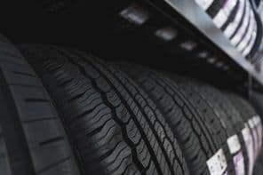 Az új autóabroncsokat a gumiabroncsgyárban a gumiabroncs-tároló állványra helyezik.