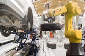 Robotkar az autóiparban, a modern autójavító műhelyben.