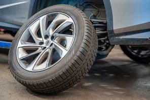 Előkészített keréktárcsa a jármű mellett a végső felszerelés előtt.